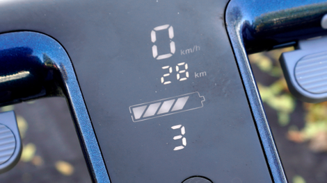 The battery icon doesn’t give the best idea of how much longer or farther the e-scooter will run.